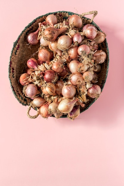 Bouquet von frischen roten Zwiebeln.