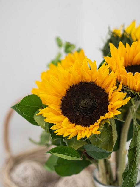 Bouquet von gelben dekorativen Sonnenblumen