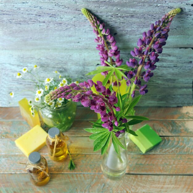 Bouquet von nützlichen Kräutern und Blumen Naturseife aromatisches Öl auf einem hölzernen Hintergrund