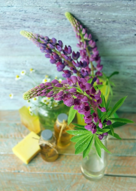 Bouquet von nützlichen Kräutern und Blumen Naturseife aromatisches Öl auf einem hölzernen Hintergrund