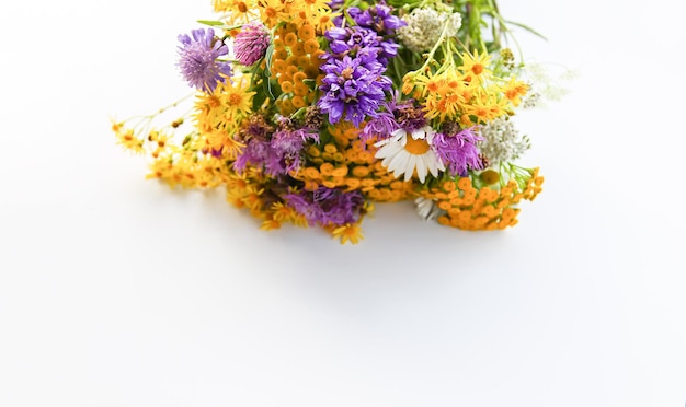 Bouquet von Rainfarn, weißen Gänseblümchen und dornigen Klette wilden Sommerblumen.
