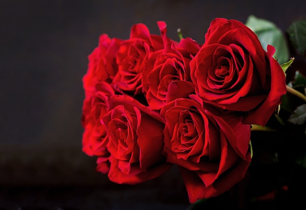 Bouquet von roten Rosen auf einem schwarzen Hintergrund.