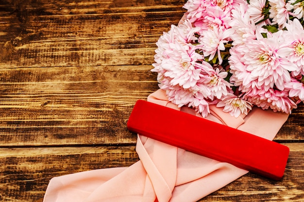 Bouquet von sanft rosa Chrysanthemen. Schönes Geschenk auf Vintage hölzernem Hintergrund