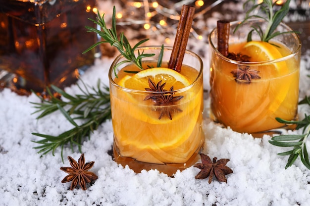 Bourbon con canela con jugo de naranjas