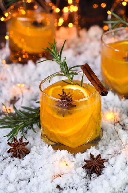 Bourbon coquetel negroni com canela com suco de laranja e anis estrelado