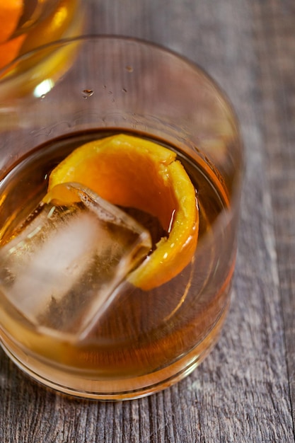 Foto bourbon old fashioned cocktail garniert mit orangenschale.