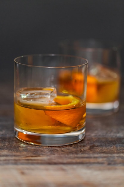 Bourbon Old Fashioned Cocktail garniert mit Orangenschale.