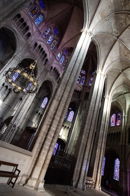 Foto bourges centreval de loire francia 11 de noviembre de 2016 en el interior de la catedral saintetienne vertical