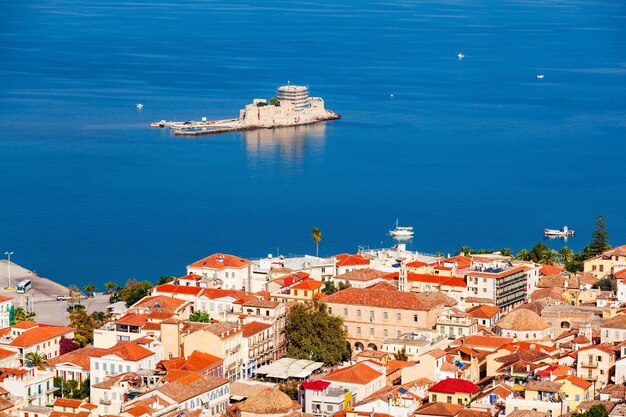 Bourtzi é um castelo aquático localizado no meio do porto de Nafplio. Nafplio é uma cidade portuária na península do Peloponeso, na Grécia.