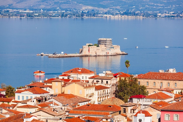 Bourtzi es un castillo de agua ubicado en medio del puerto de Nafplio. Nauplia es una ciudad portuaria en la península del Peloponeso en Grecia.