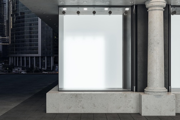 Boutique mit Poster in Glasvitrine und Säulen