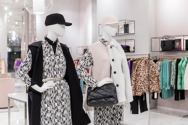 Boutique de ropa de mujer con maniquíes que muestran la colección otoño invierno Fashion Style