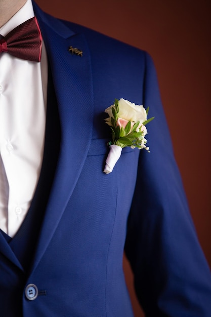 Boutonniere de boda en la chaqueta del novio