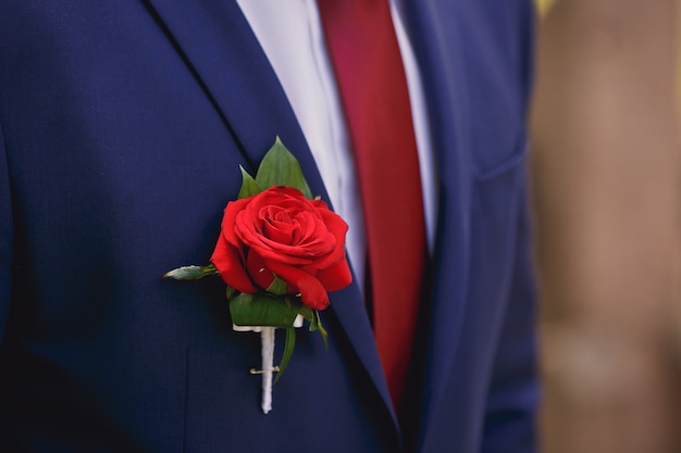 Boutonniere de casamento no terno do noivo