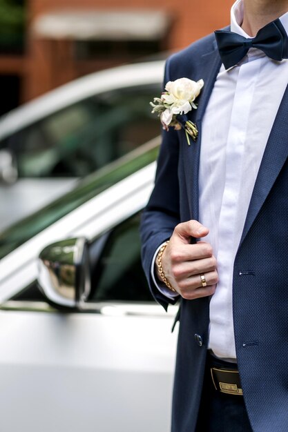 Boutonniere de rosas brancas no terno do noivo