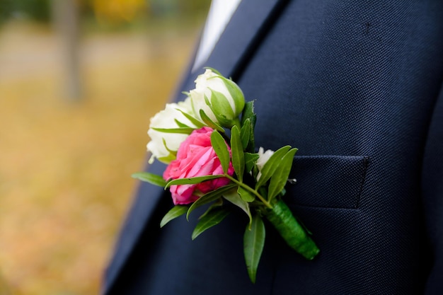 boutonniere na jaqueta dos noivos