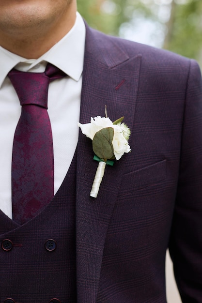 El boutonniere del novio en un elegante cierre de chaqueta