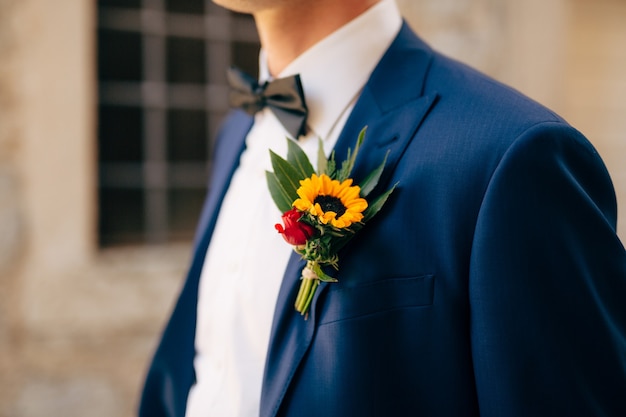 Boutonniere del novio en la solapa