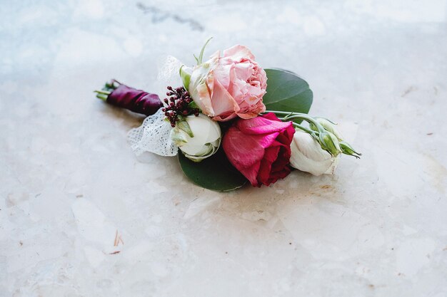 Boutonniere sobre un fondo de mármol. Detalle de boda.