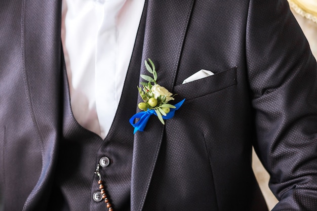 Boutonniere en el traje del novio