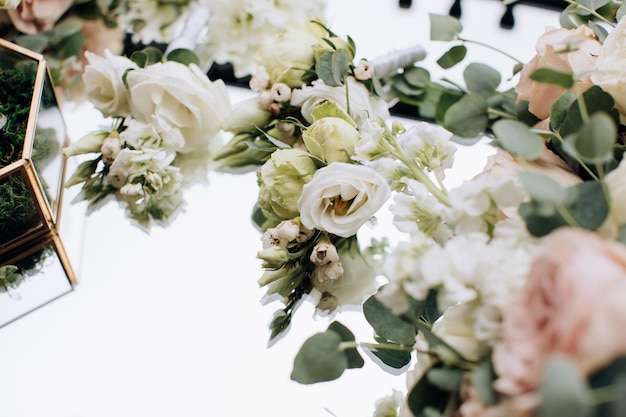 Boutonnieres de rosas blancas y beige para el novio y sus amigos