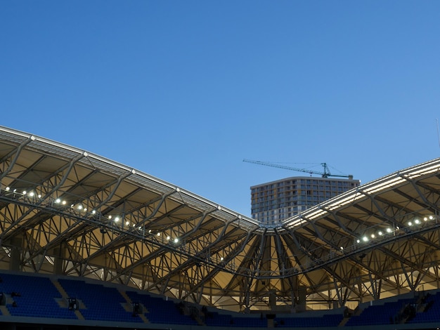 Foto bóveda de un estadio de fútbol moderno dosel de la arena deportiva construcción metálica concepto del estadio sitio de construcción cercano