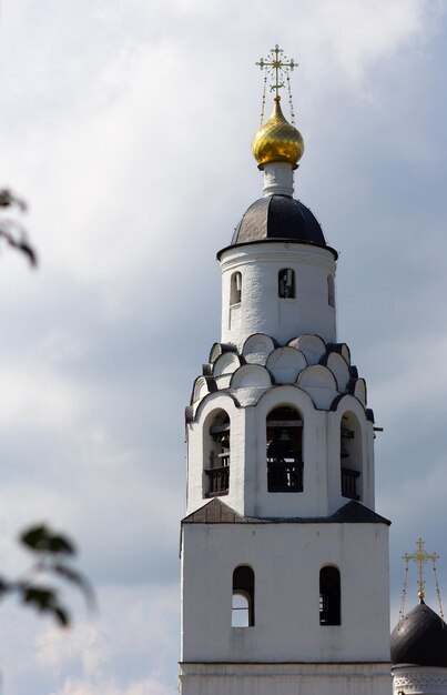 Bóveda de la iglesia rusa en Sviyazhsk en el cielo azul