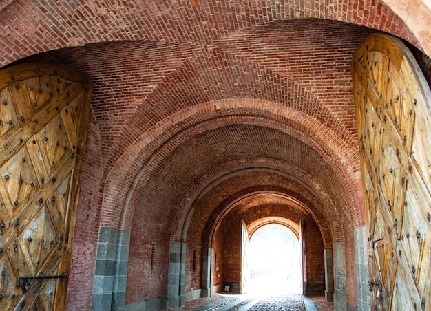 Bóvedas de ladrillo sobre la entrada a la antigua fortaleza Dinaburg en Letonia