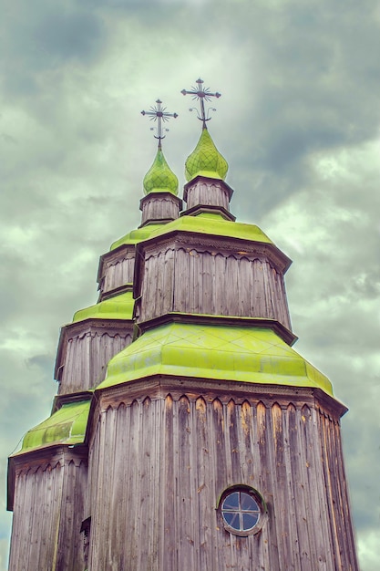 Bóvedas de madera verdes de la iglesia ortodoxa