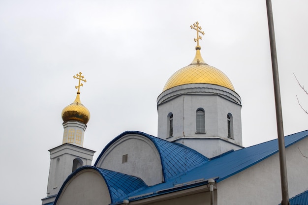 Bóvedas de oro de la iglesia en el cielo gris