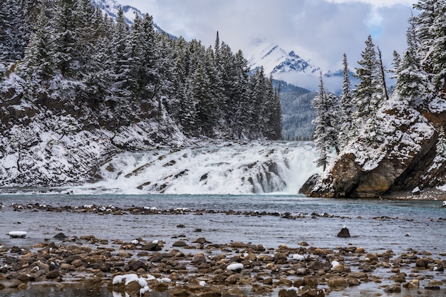 Bow Falls Viewpoint im verschneiten Winter. Banff Nationalpark Bow River malerische, kanadische Rockies.