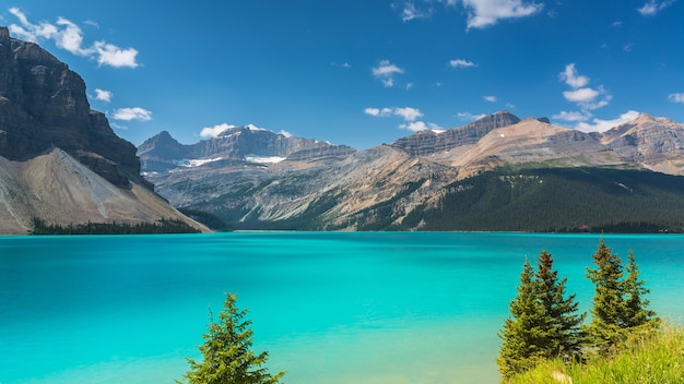 Bow Lake en las Montañas Rocosas en Canadá