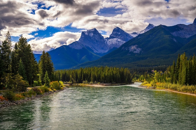 Bow River bei Canmore in Kanada mit kanadischen Rocky Mountains