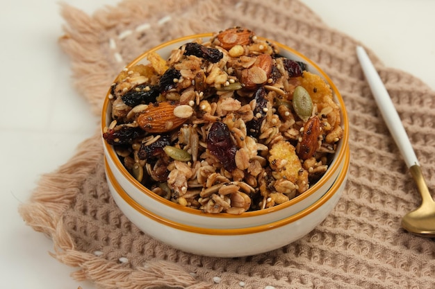 Foto bowl de granola em fundo branco