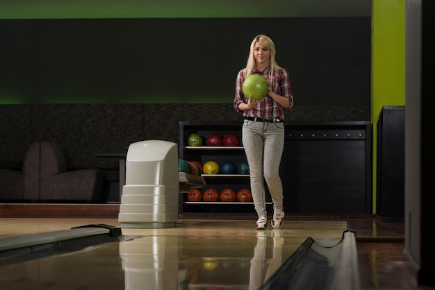 Bowler balanciert mit seinem Ball