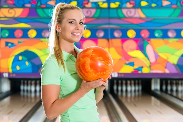 Bowling der jungen Frau, die Spaß hat