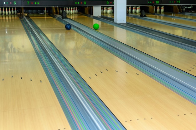 Bowlingbahnen mit Bällen und Pins Bowling Center