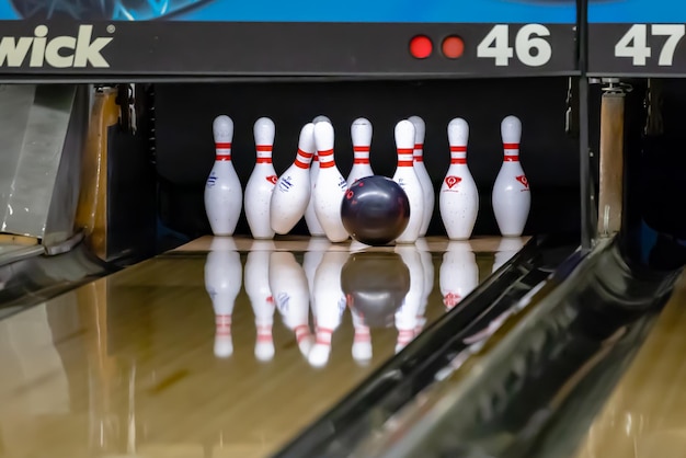 Foto bowlingkugel schlägt auf einer bowlingbahn.