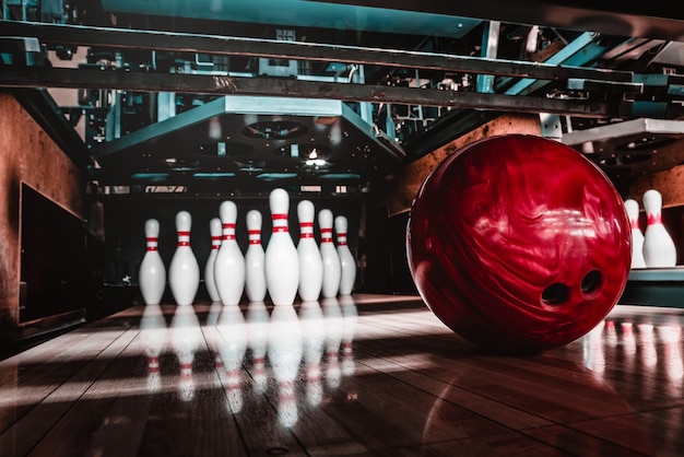 Bowlingkugel und Stifte