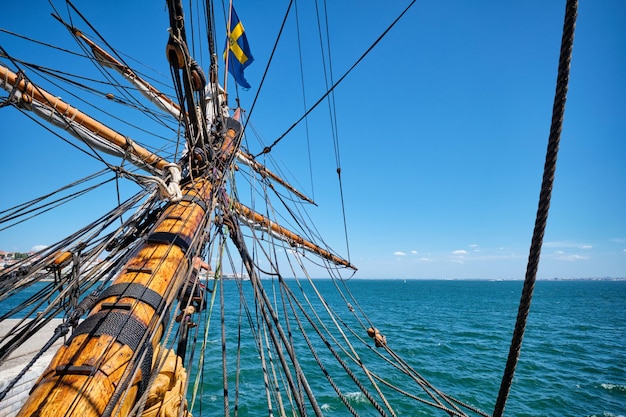 Bowspirit de un viejo velero de madera con mucha cuerda