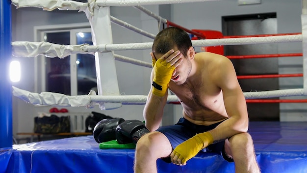 BOX-Mann schließt die Augen mit der Handfläche