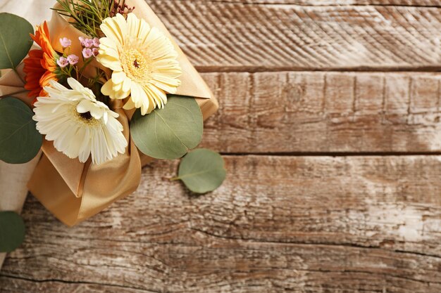 Box mit Blumen auf Holzhintergrund dekoriert