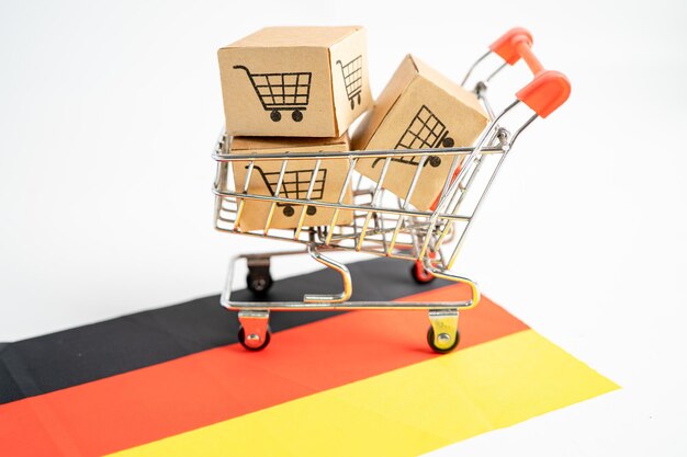 Box mit Einkaufswagen-Logo und Deutschland-Flagge, Import-Export-Shopping online oder E-Commerce-Finanzierungslieferservice, Produktversand, Handel, Lieferantenkonzept.