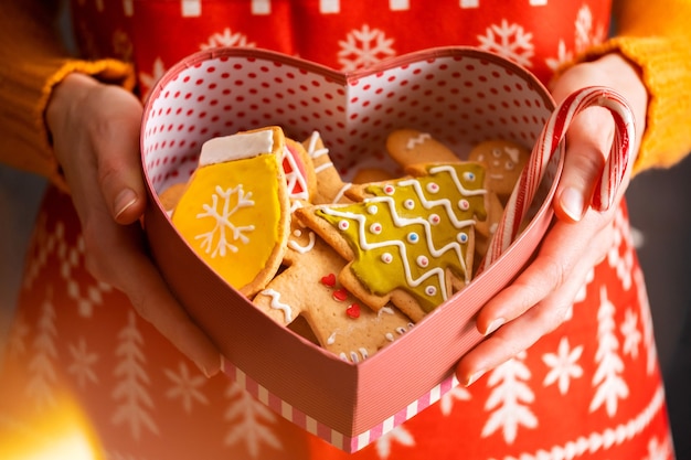 Box mit Lebkuchen in weiblichen Händen