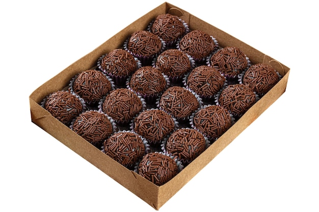 Box mit mehreren Brigadeiros aufgereiht traditionellen brasilianischen süßen weißen Hintergrund