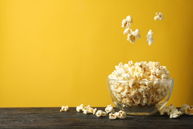 Box mit Popcorn auf Holztisch. Essen zum Kino gucken