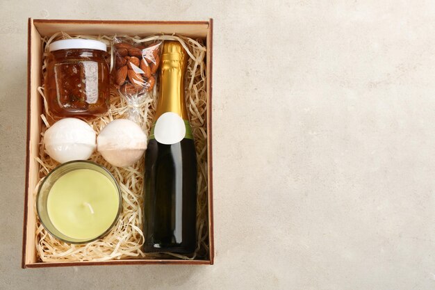 Box mit stilvollem Bastelgeschenkset auf hellgrauer Tischplatte Ansicht Platz für Text