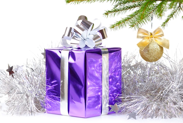 Box mit Weihnachtsgeschenk und Dekorationen