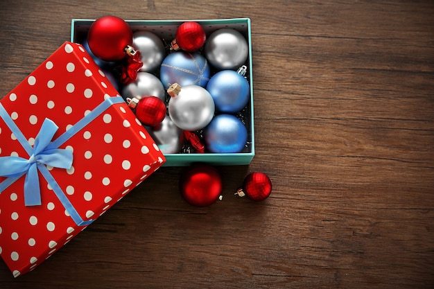 Box mit Weihnachtsspielzeug auf Holzoberfläche