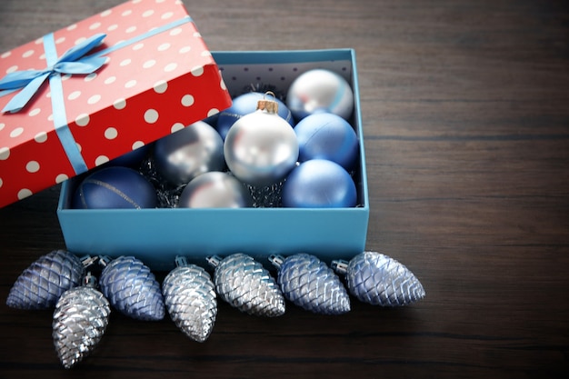 Box mit Weihnachtsspielzeug auf Holztisch